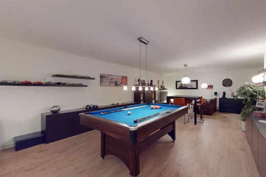 espace intérieur avec plancher de bois et billard