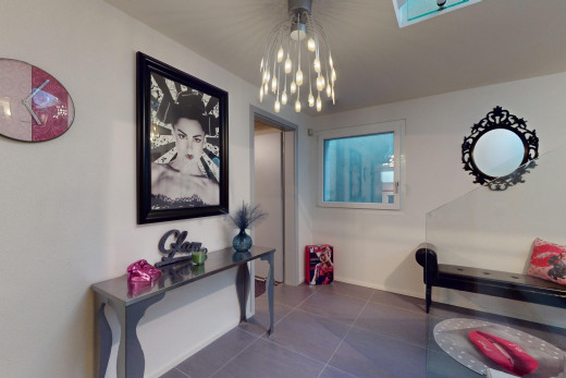 couloir avec lustre et carrelage