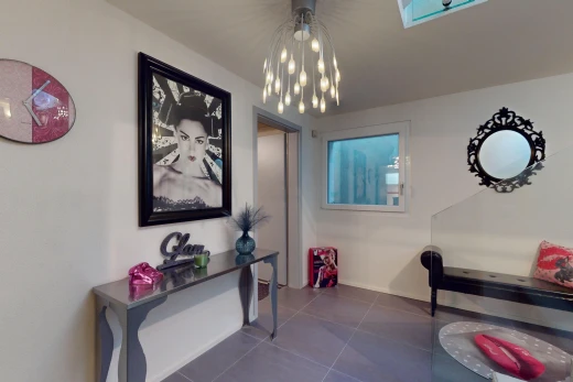 couloir avec lustre et carrelage