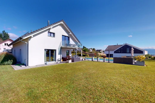 façade avec pelouse, patio, et piscine