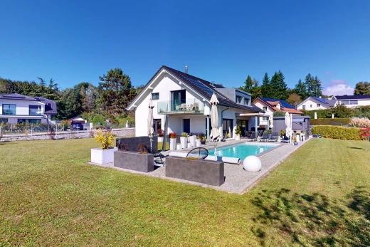 façade avec pelouse, patio, clôture, et piscine