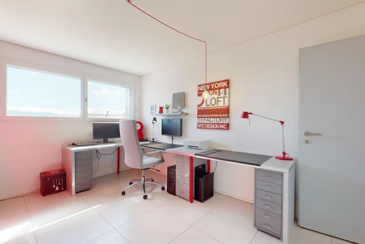 bureau avec lumière naturelle, carrelage, et télévision