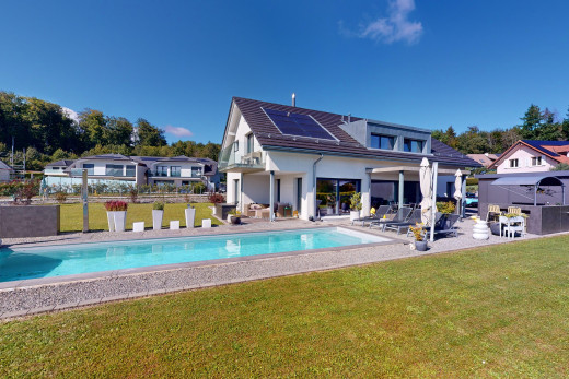 schwimmbad mit schwimmbad, zaun, terrasse, und rasen