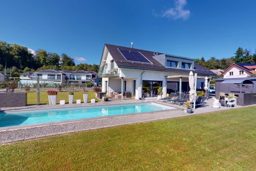 piscine avec clôture, patio, piscine, et pelouse