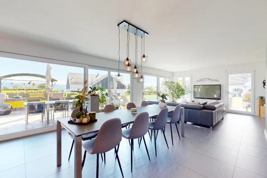 salon / salle à manger avec carrelage, télévision, et lumière naturelle