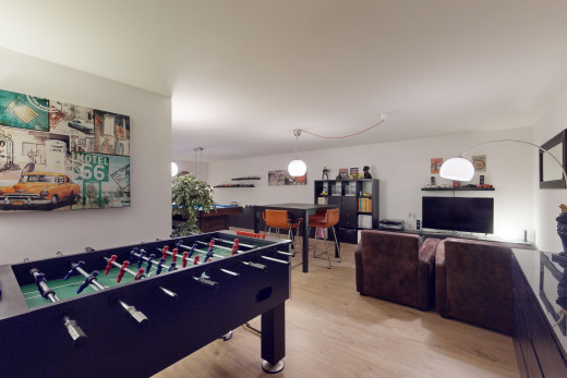 salon / salle à manger avec télévision et plancher de bois