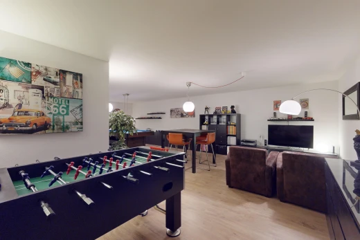salon / salle à manger avec télévision et plancher de bois
