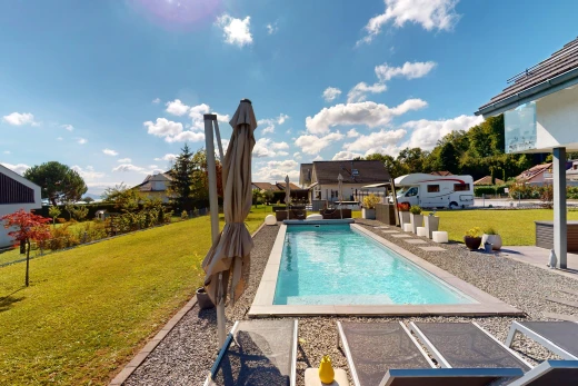 piscine avec patio, piscine, et pelouse