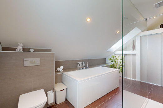 salle de bains avec carrelage, mur carrelé, ventilation, et toilettes