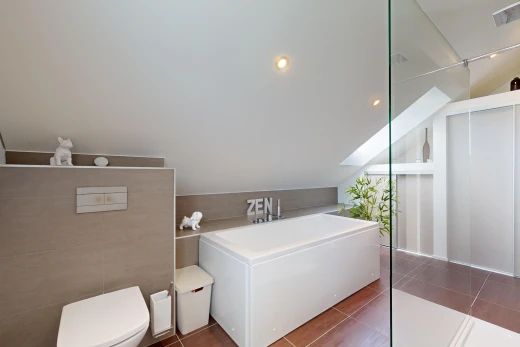 salle de bains avec carrelage, mur carrelé, ventilation, et toilettes