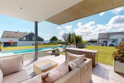 terrasse avec espace de vie extérieur, patio, piscine, et pelouse