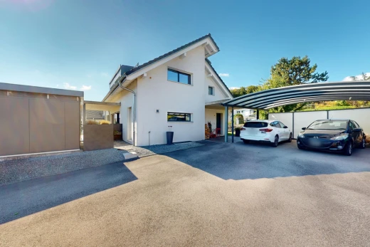 façade avec abri de voiture détaché