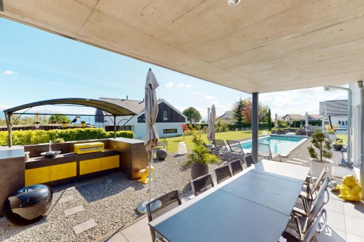 terrasse avec patio et piscine