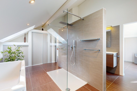 salle de bains avec carrelage, baignoire, douche, et meuble-lavabo