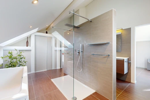 salle de bains avec carrelage, baignoire, douche, et meuble-lavabo