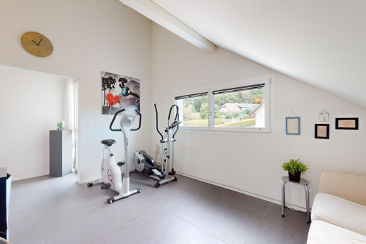 gym avec lumière naturelle et plafond voûté