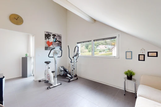 gym avec lumière naturelle et plafond voûté
