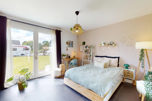 chambre avec lumière naturelle et accès à l'extérieur