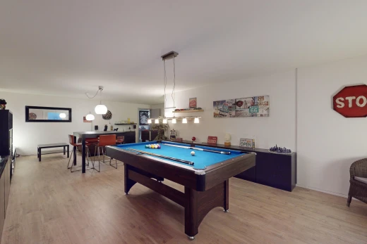 espace intérieur avec billard