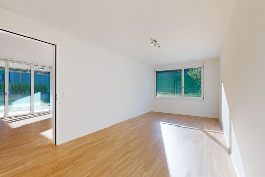 leerer raum mit wood finish floor, holzfußboden, inside property, drywall, und gipskartonwand