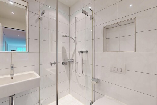 bad mit dusche, komplettes badezimmer, spiegel, inside property, und toilette