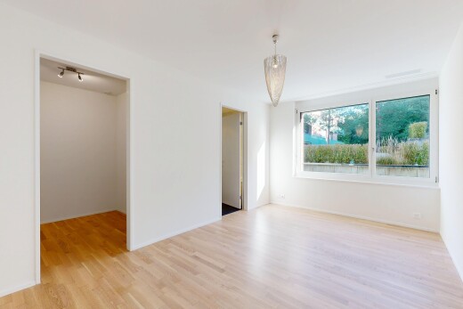 leerer raum mit wood finish floor, holzfußboden, drywall, gipskartonwand, und natural light