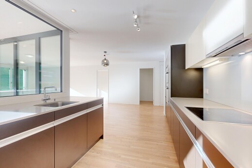 küche mit schränke mit flachen paneelen, wood finish floor, holzfußboden, herd, und drywall