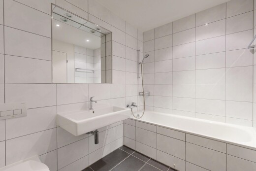 bad mit kombiniertes bad / dusche, tile wall, fliesenwand, komplettes badezimmer, und spiegel