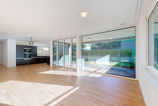 leerer raum mit wood finish floor, holzfußboden, natural light, natürliches licht, und inside property