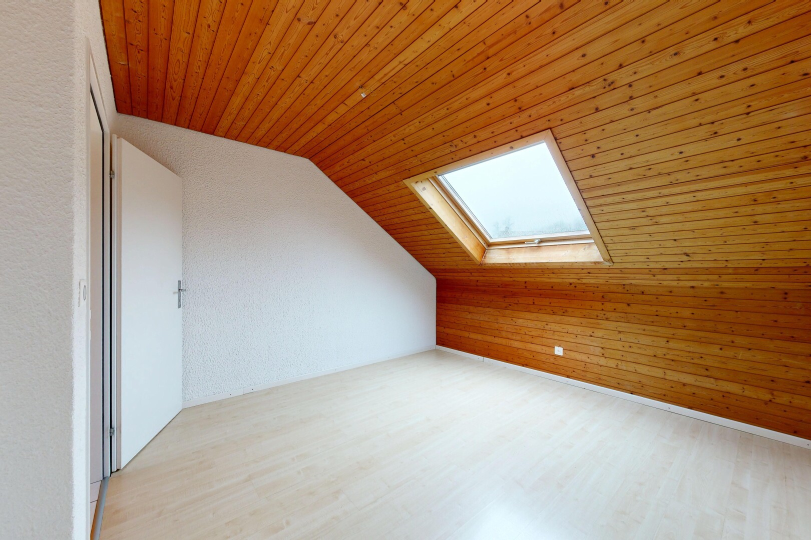 leerer raum mit holzfußboden, wood finish floor, holzdecke, wood ceiling, und dachschräge