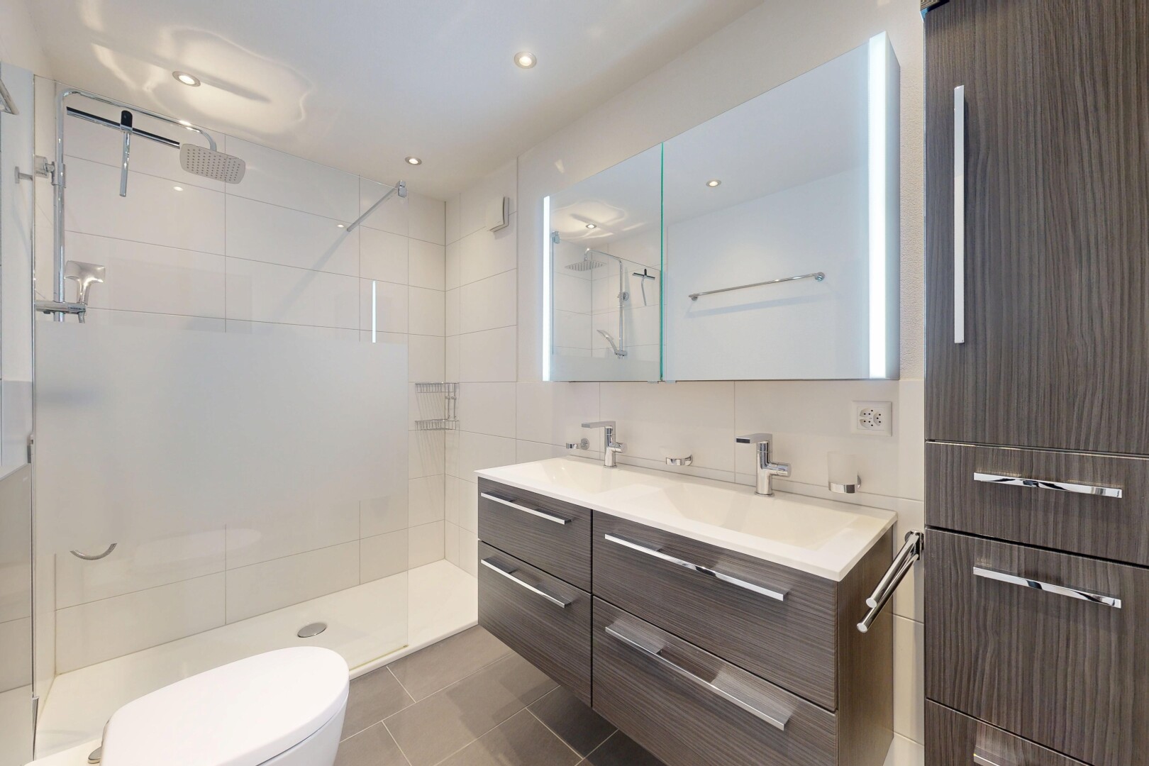 bad mit komplettes badezimmer, doppelwaschtisch, inside property, dusche, und fliesenwand