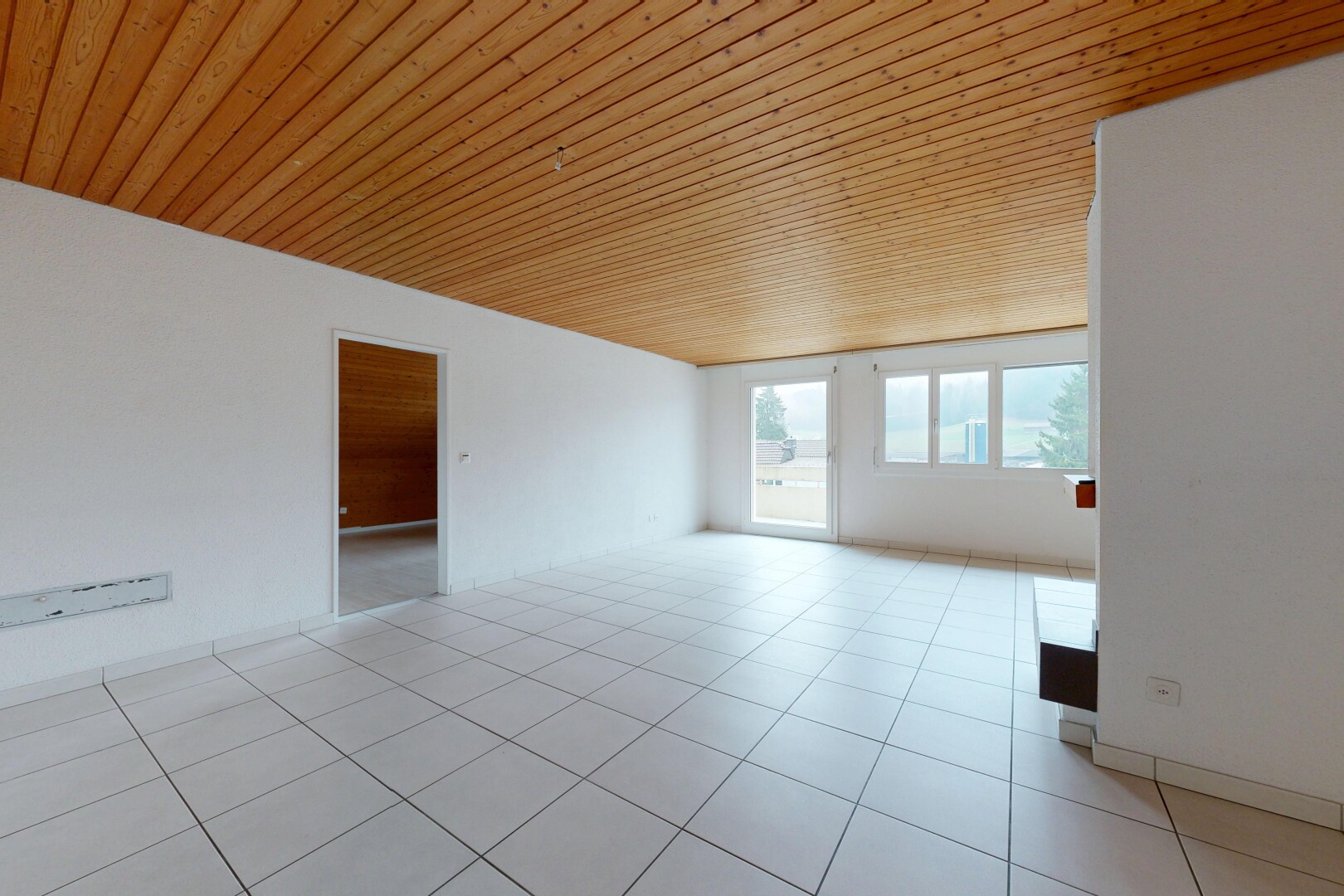 leerer raum mit inside property, natürliches licht, natural light, holzdecke, und wood ceiling