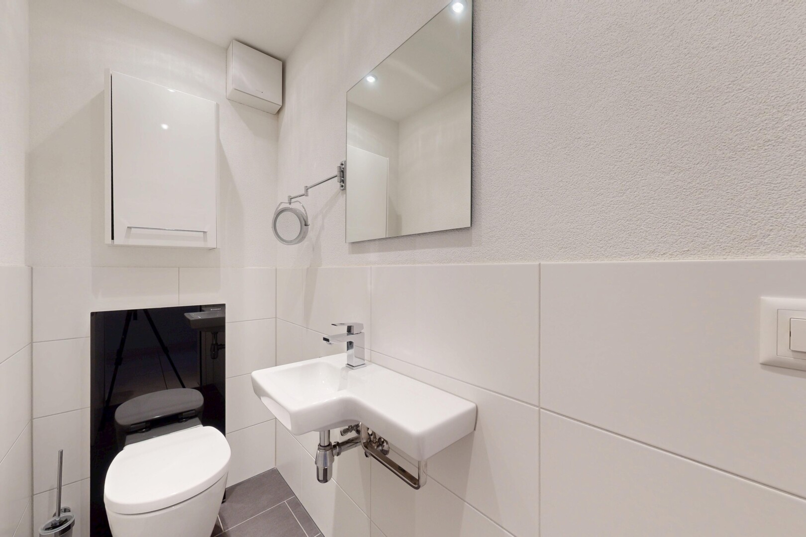 bad mit spiegel, gäste-wc, inside property, toilette, und fliesenwand