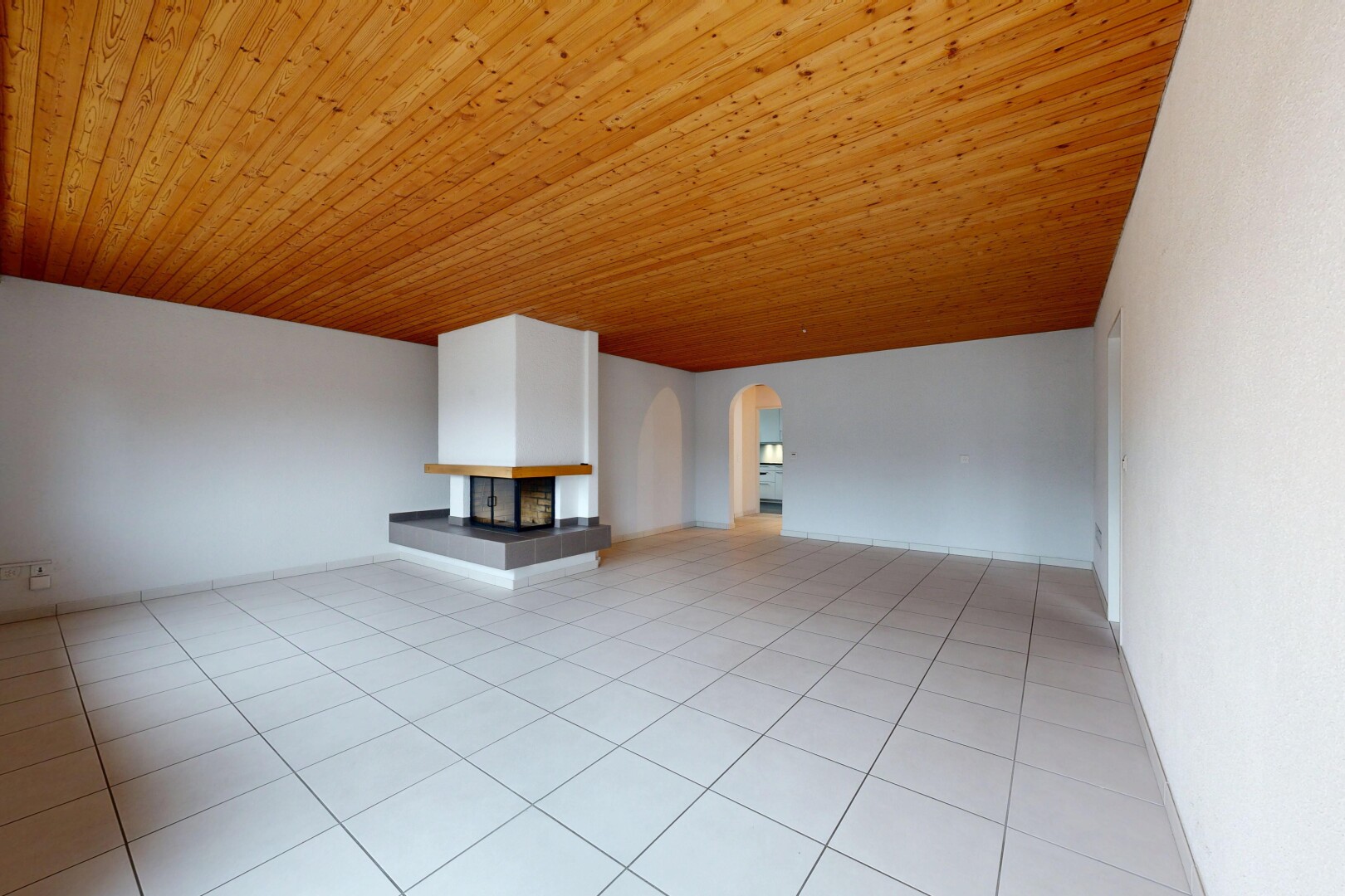leerer raum mit gewölbte gehwege, kamin, inside property, gipskartonwand, und drywall