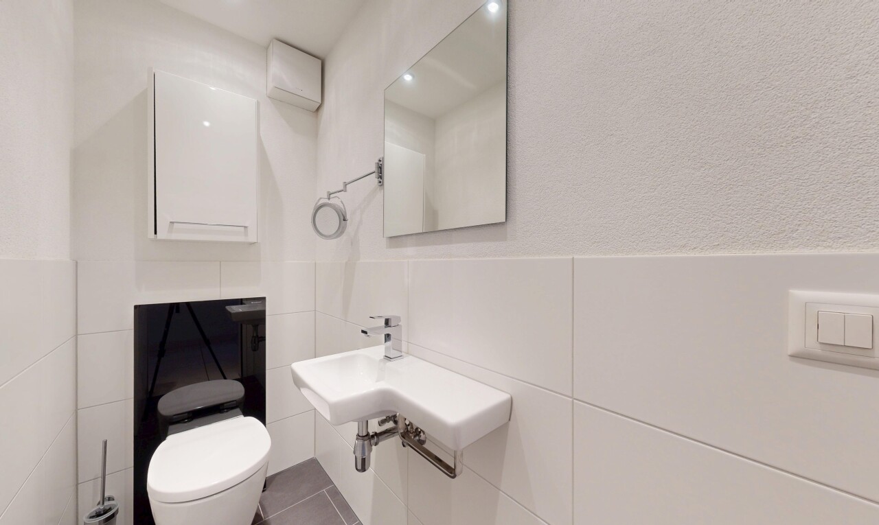 bad mit spiegel, gäste-wc, inside property, toilette, und fliesenwand