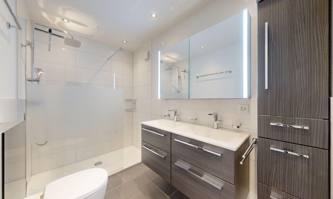 bad mit komplettes badezimmer, doppelwaschtisch, inside property, dusche, und fliesenwand