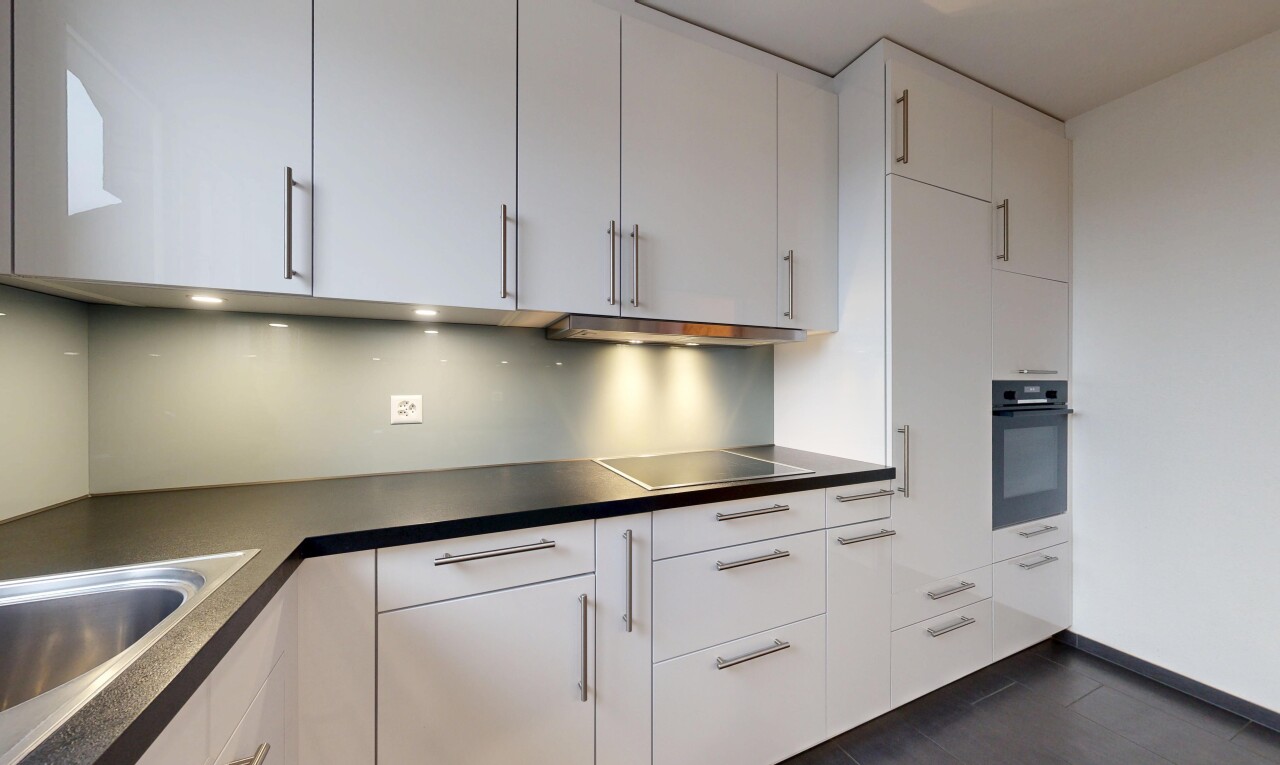 küche mit arbeitsplatten, ofen, weiße schränke, inside property, und gipskartonwand