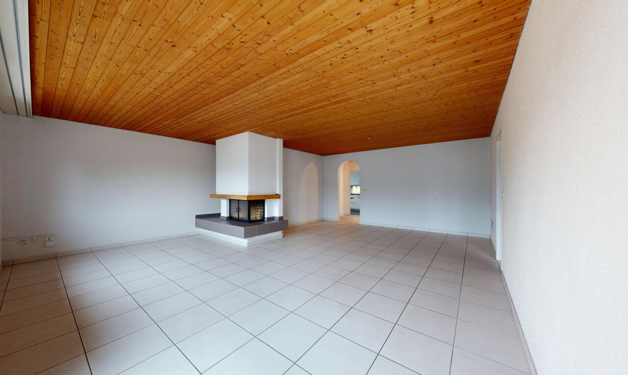leerer raum mit gewölbte gehwege, kamin, inside property, gipskartonwand, und drywall