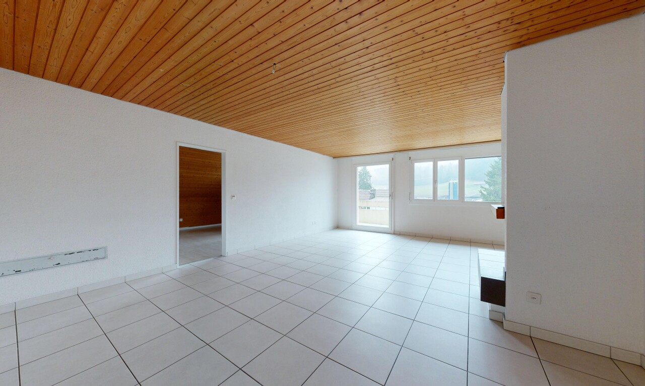 leerer raum mit inside property, natürliches licht, natural light, holzdecke, und wood ceiling