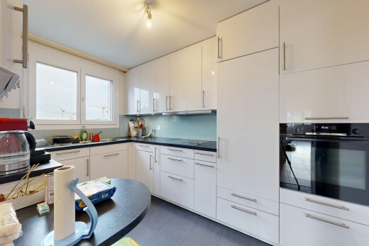 küche mit ofen, natural light, natürliches licht, arbeitsplatten, und weiße schränke