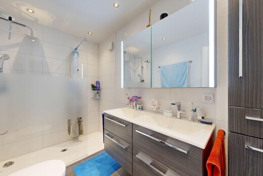 bad mit spiegel, komplettes badezimmer, dusche, inside property, und tile shower