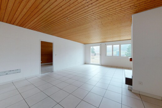 leerer raum mit inside property, natürliches licht, natural light, holzdecke, und wood ceiling