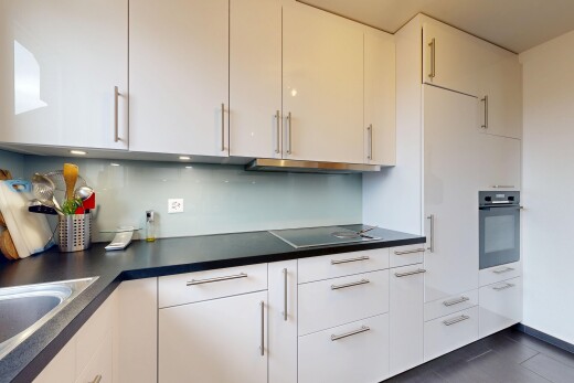 küche mit arbeitsplatten, ofen, inside property, weiße schränke, und waschbecken