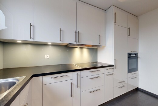 küche mit arbeitsplatten, ofen, weiße schränke, inside property, und gipskartonwand