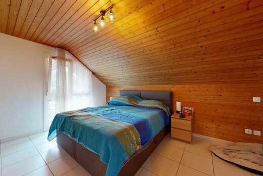 zimmer / schlafzimmer mit natürliches licht, natural light, dachschräge, vaulted ceiling, und holzwand