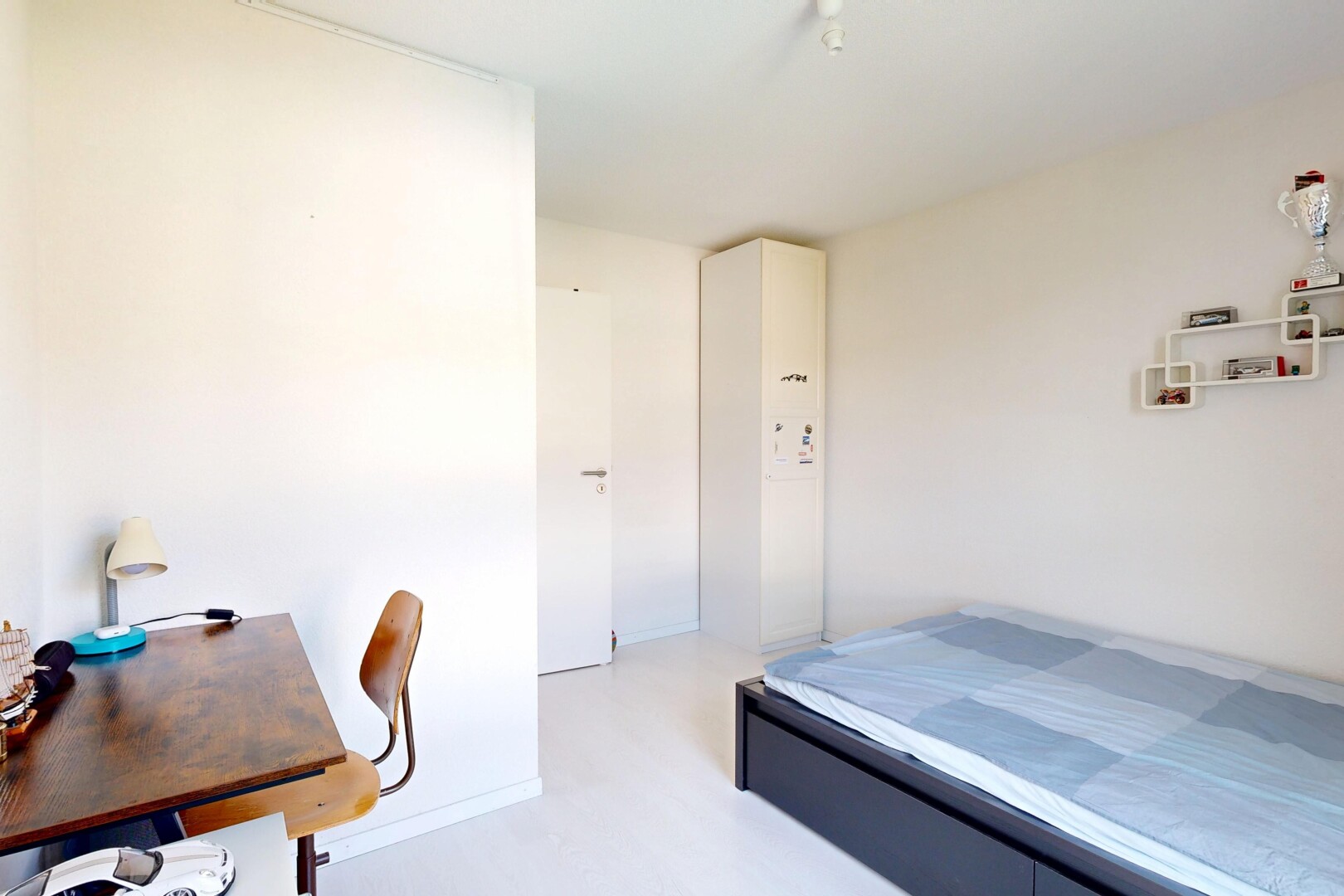 chambre avec cloison sèche, drywall, espace bureau, et inside property