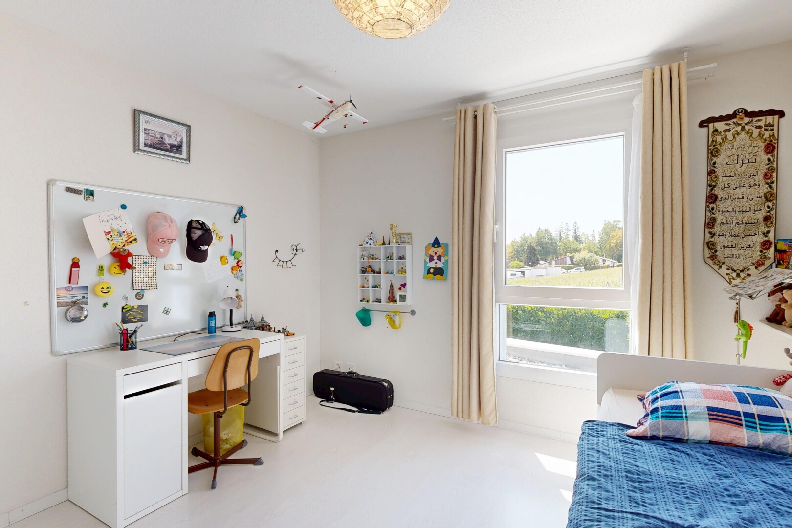 chambre avec lumière naturelle, cloison sèche, drywall, espace bureau, et inside property