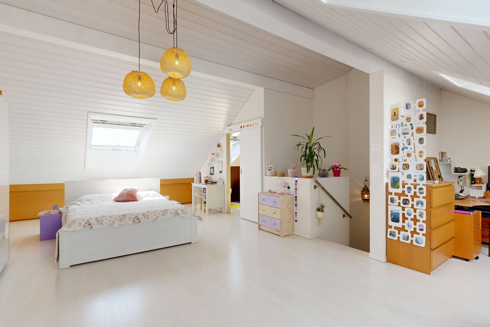 chambre avec pièce supplémentaire, beamed ceiling, plafond à poutres, vaulted ceiling, et plafond voûté