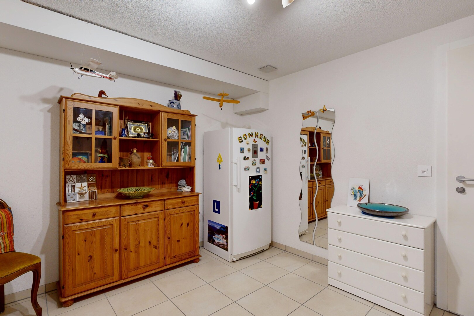 cuisine avec réfrigérateur, light floor, drywall, cloison sèche, et inside property