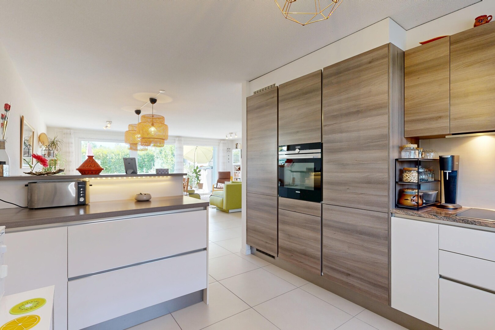 cuisine avec flat panel cabinets, armoires à panneau plat, two heights countertops, white cabinets, et armoires blanches